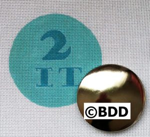 A close up of a button with the word " bdd " on it.