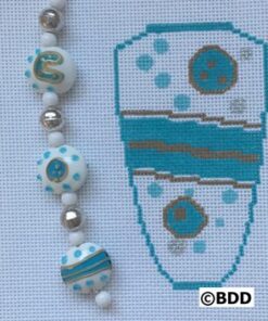 A bead and chain with a blue and white pattern.