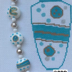 A bead and chain with a blue and white pattern.