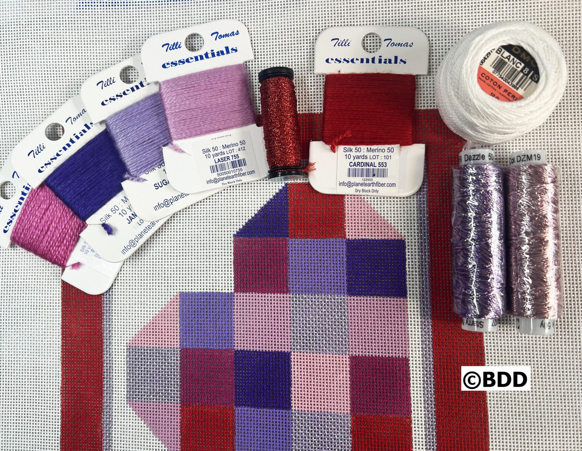 Bettys Heart with scalloped acrylic tray, fibers, stitchguide - Image 2